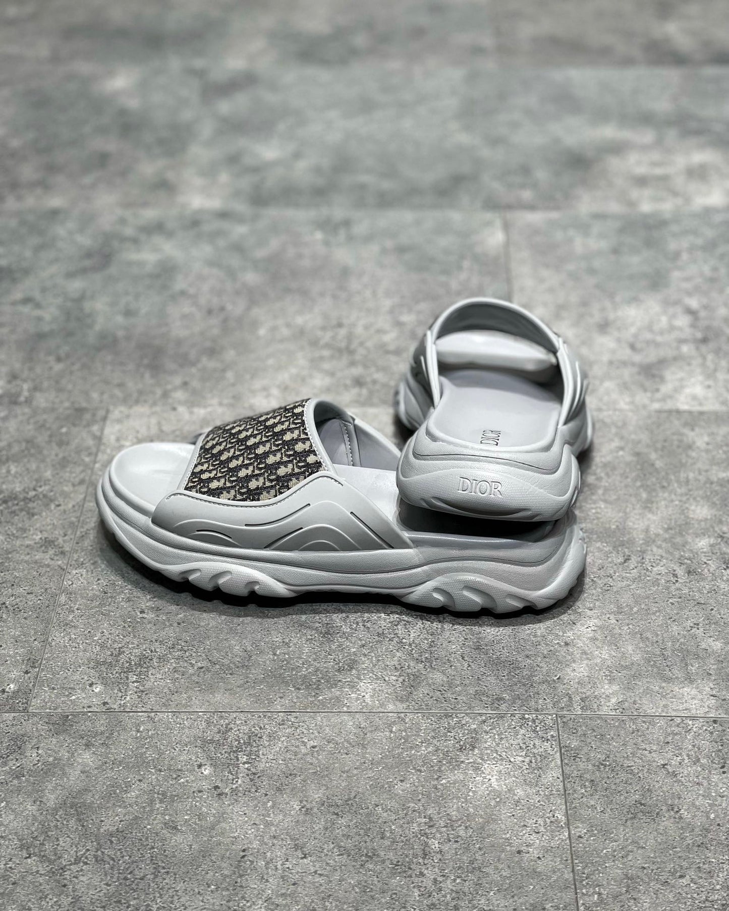 أحذية سوداء ورمادية