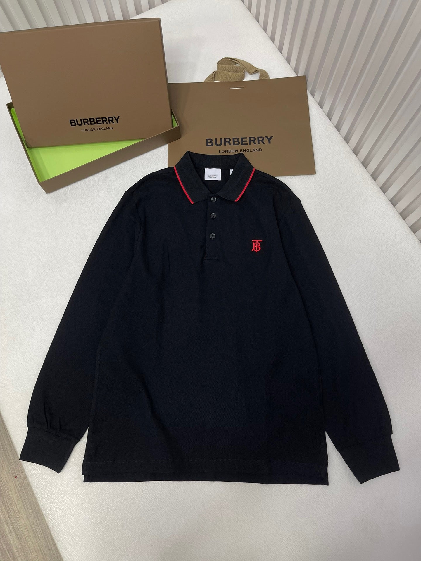 Poloshirt in Schwarz, Weiß, Marineblau und Hellblau