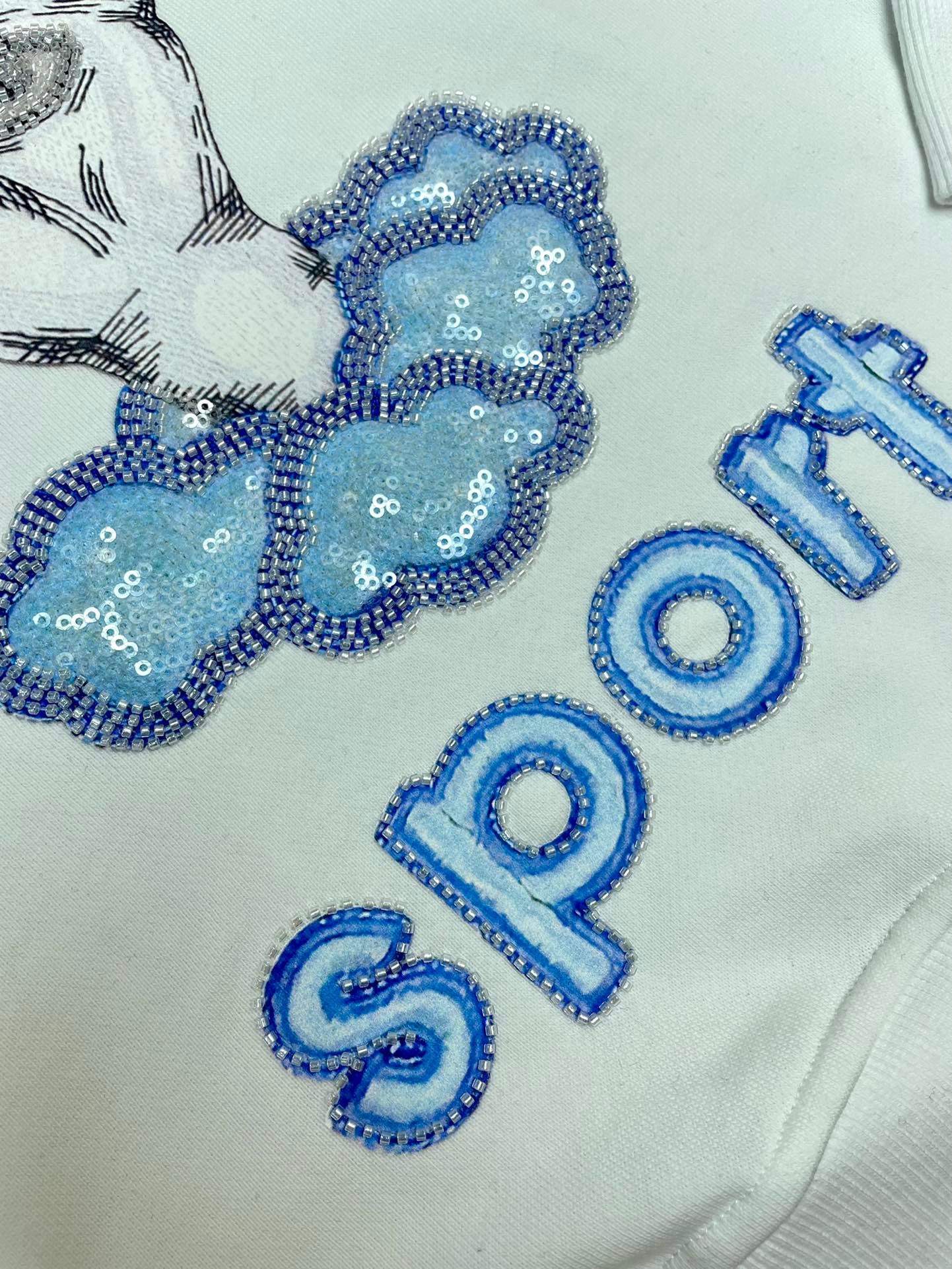 سويت شيرت أبيض وأسود