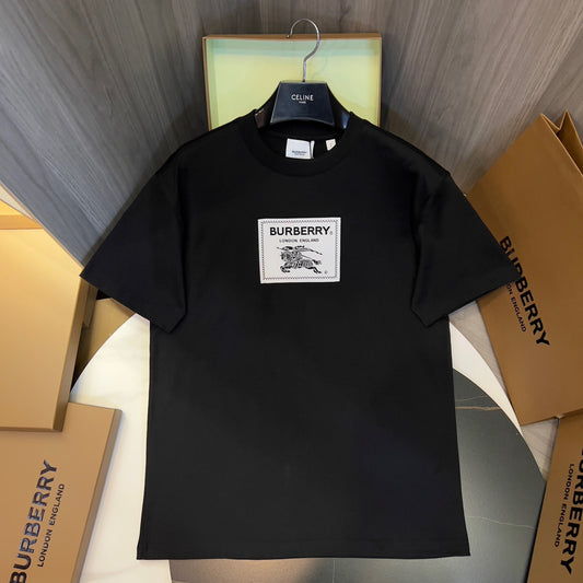 Schwarz-weißes T-Shirt