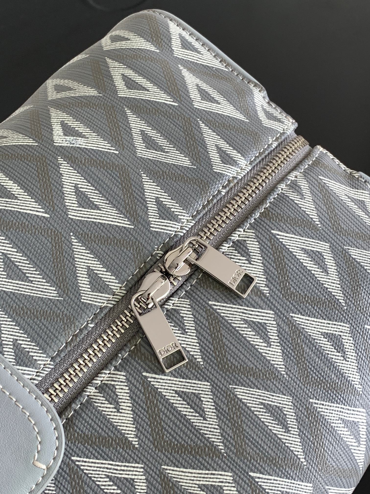 Graue und schwarze Tasche
