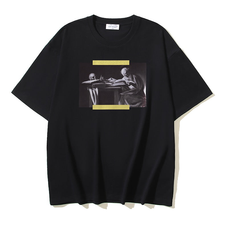 Weißes und schwarzes T-Shirt