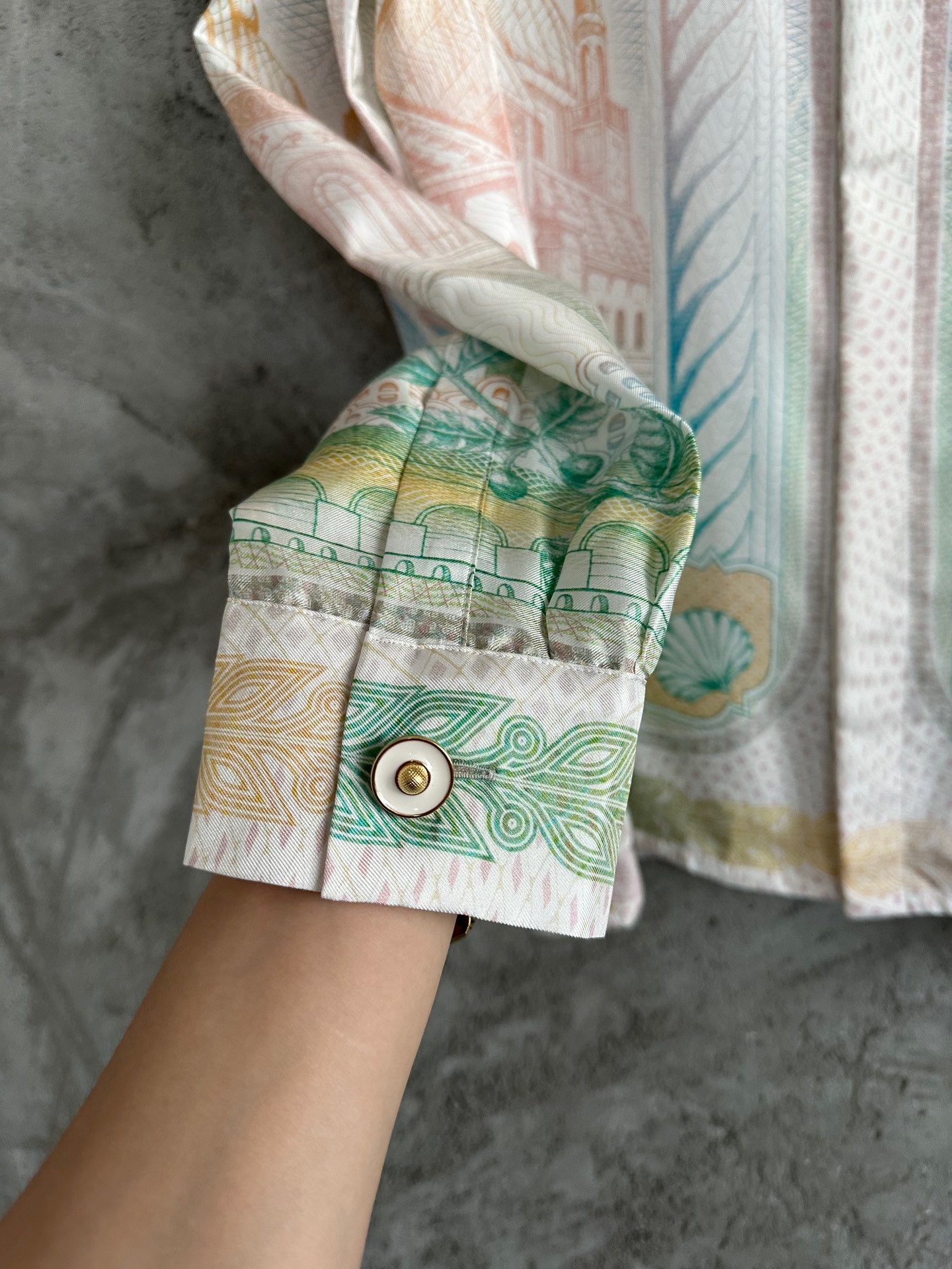 سترة متعددة الألوان