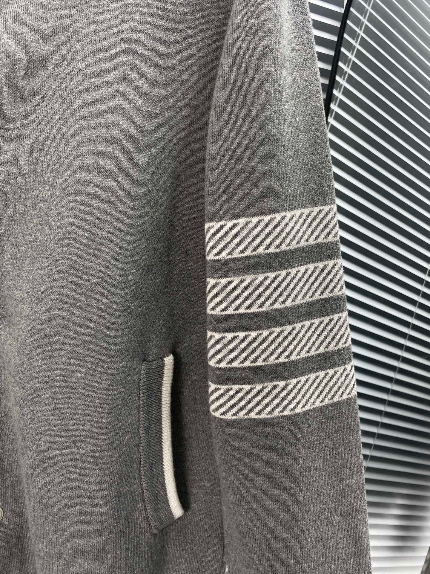 Blaue und graue Jacke