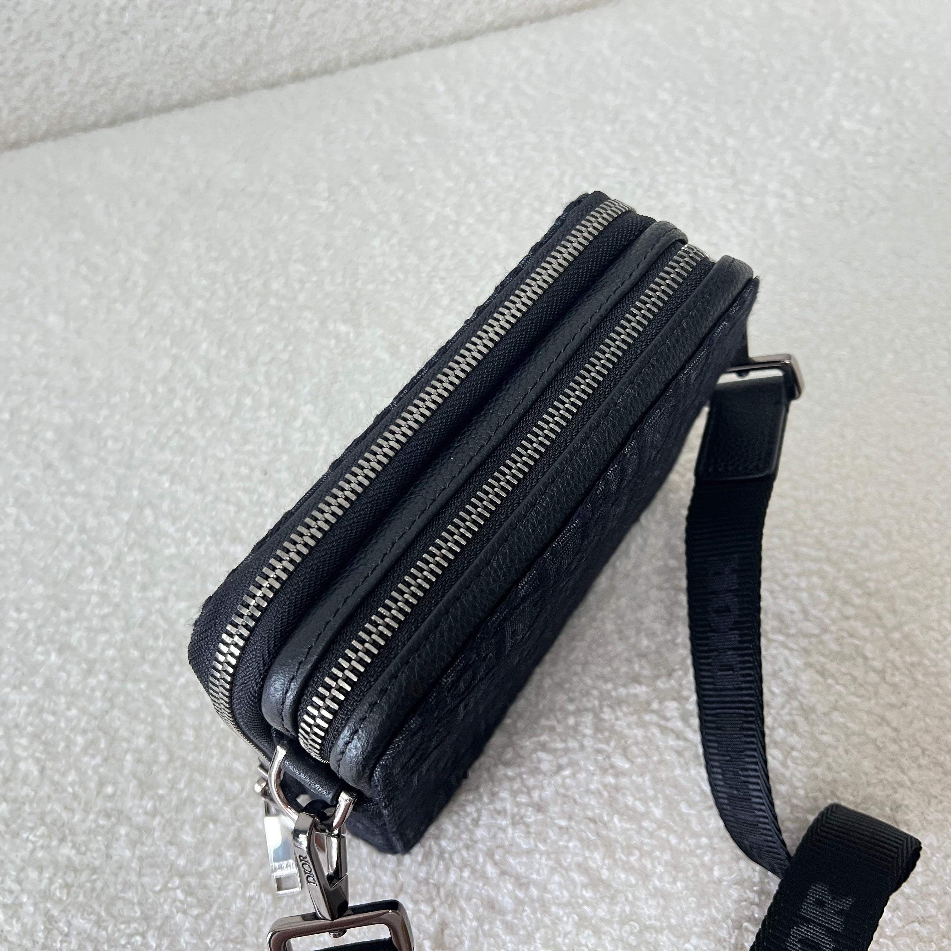 Blaue und schwarzgraue Tasche