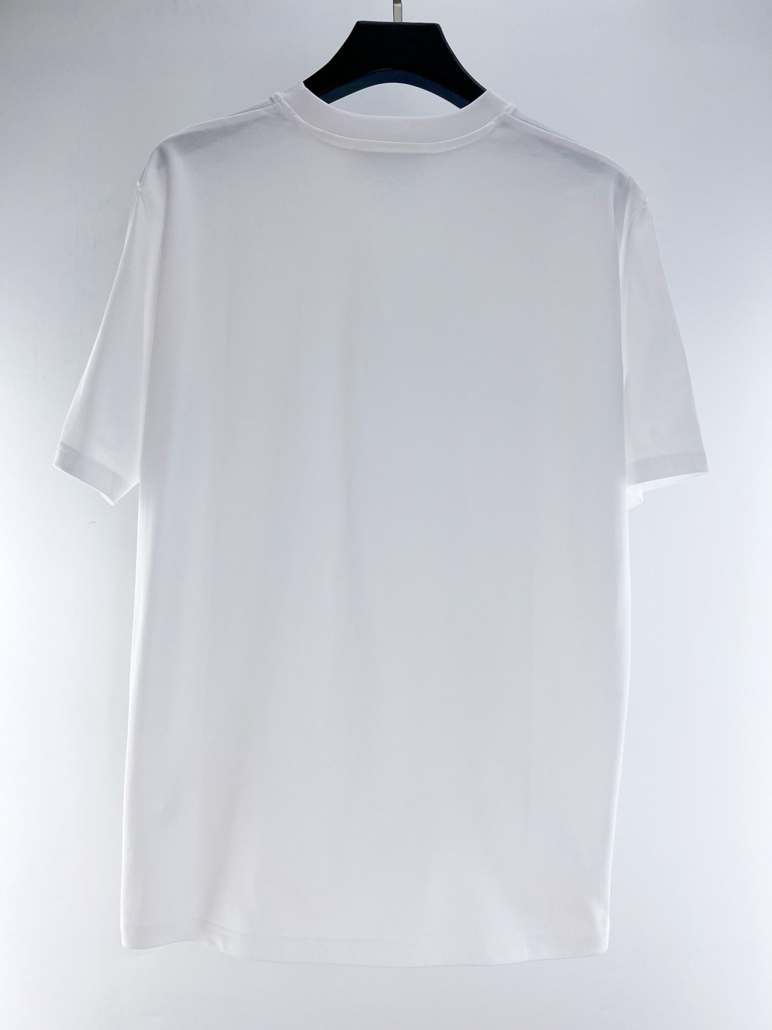 Schwarz-weißes T-Shirt