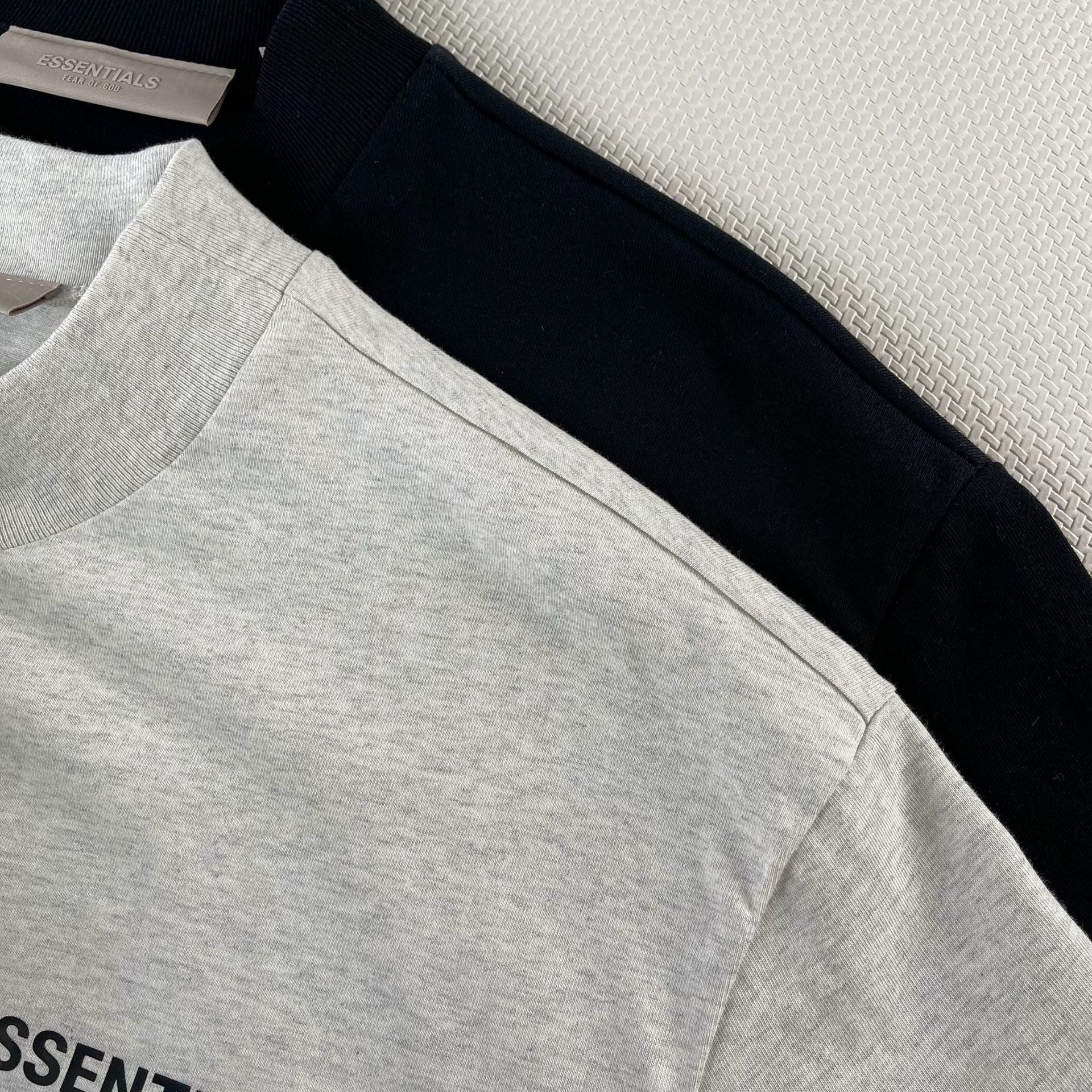 Schwarzes und graues T-Shirt