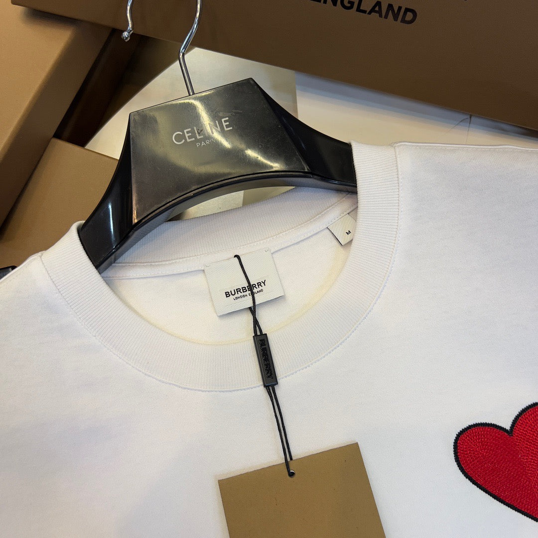 Schwarz-weißes T-Shirt