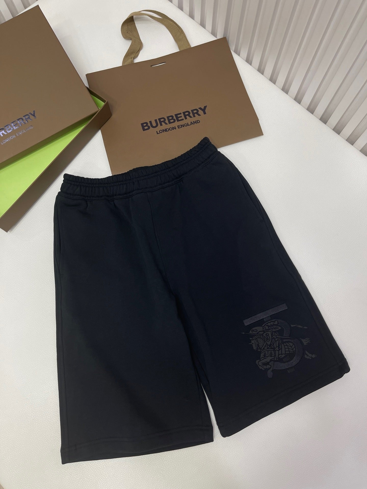 Schwarze und khakifarbene Shorts