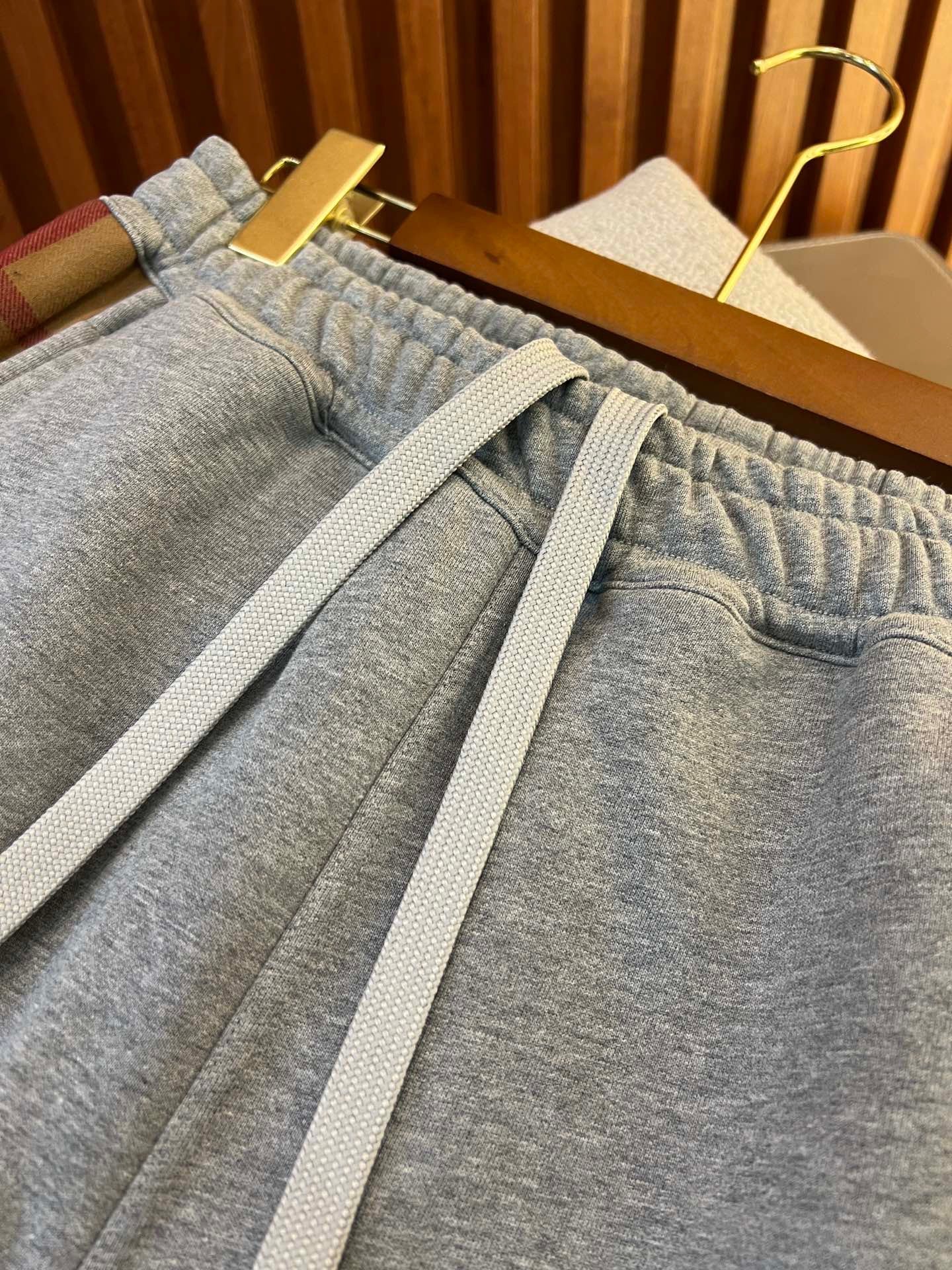 Schwarze, graue, khakifarbene und blaue Hose