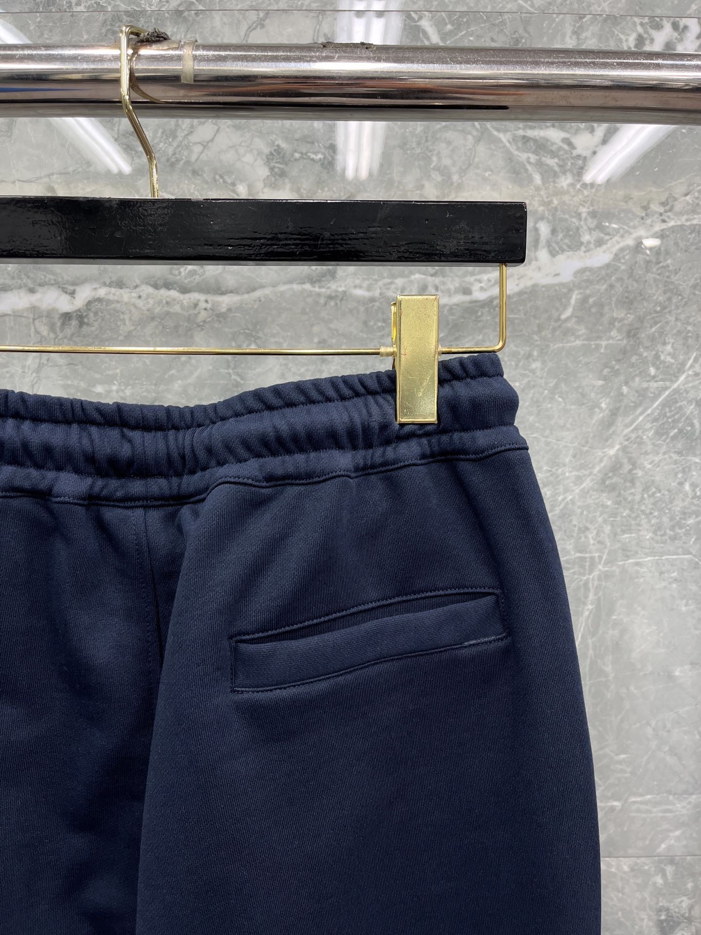 Schwarze, blaue und graue Hose
