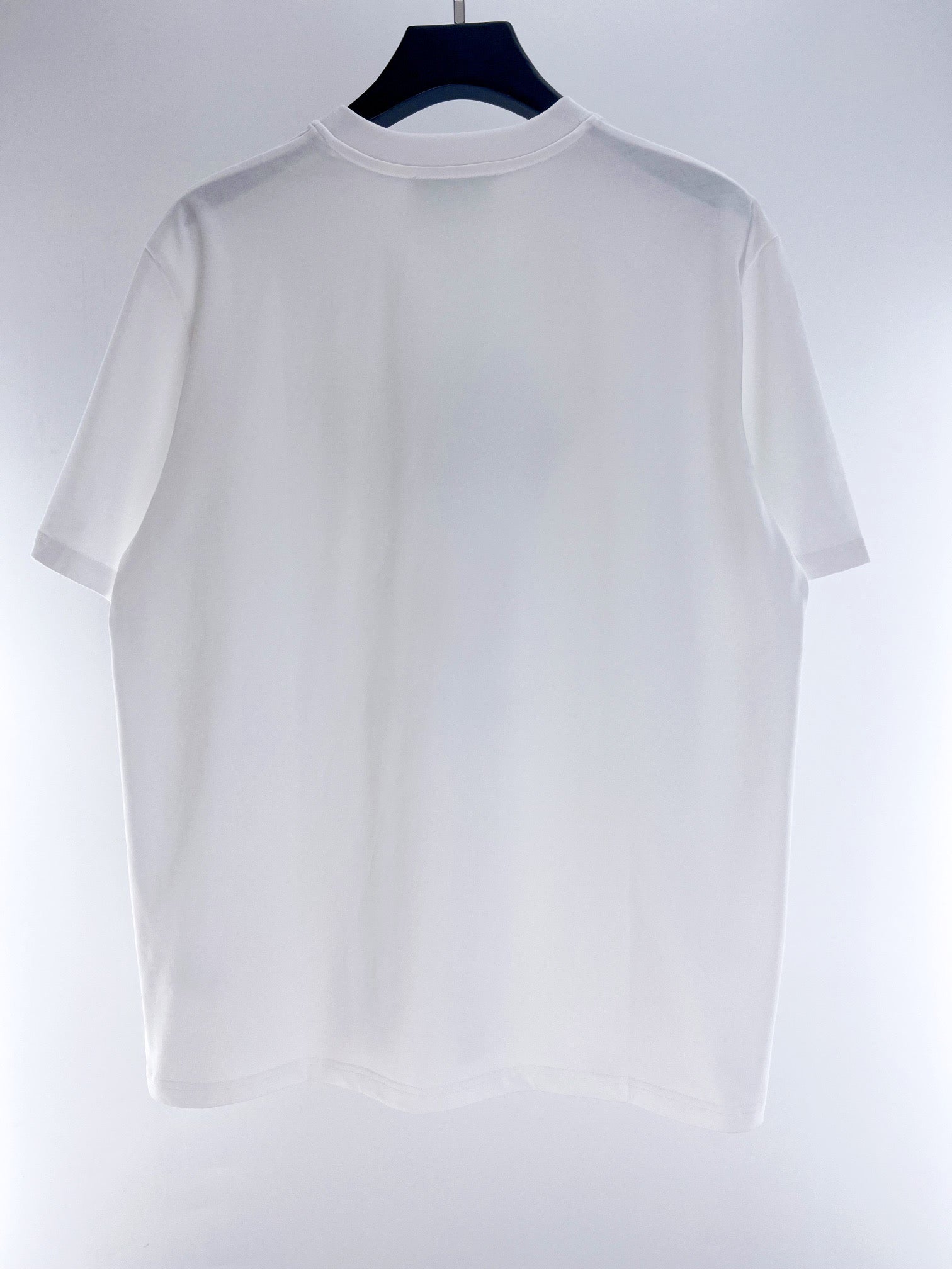 Schwarz-weißes T-Shirt