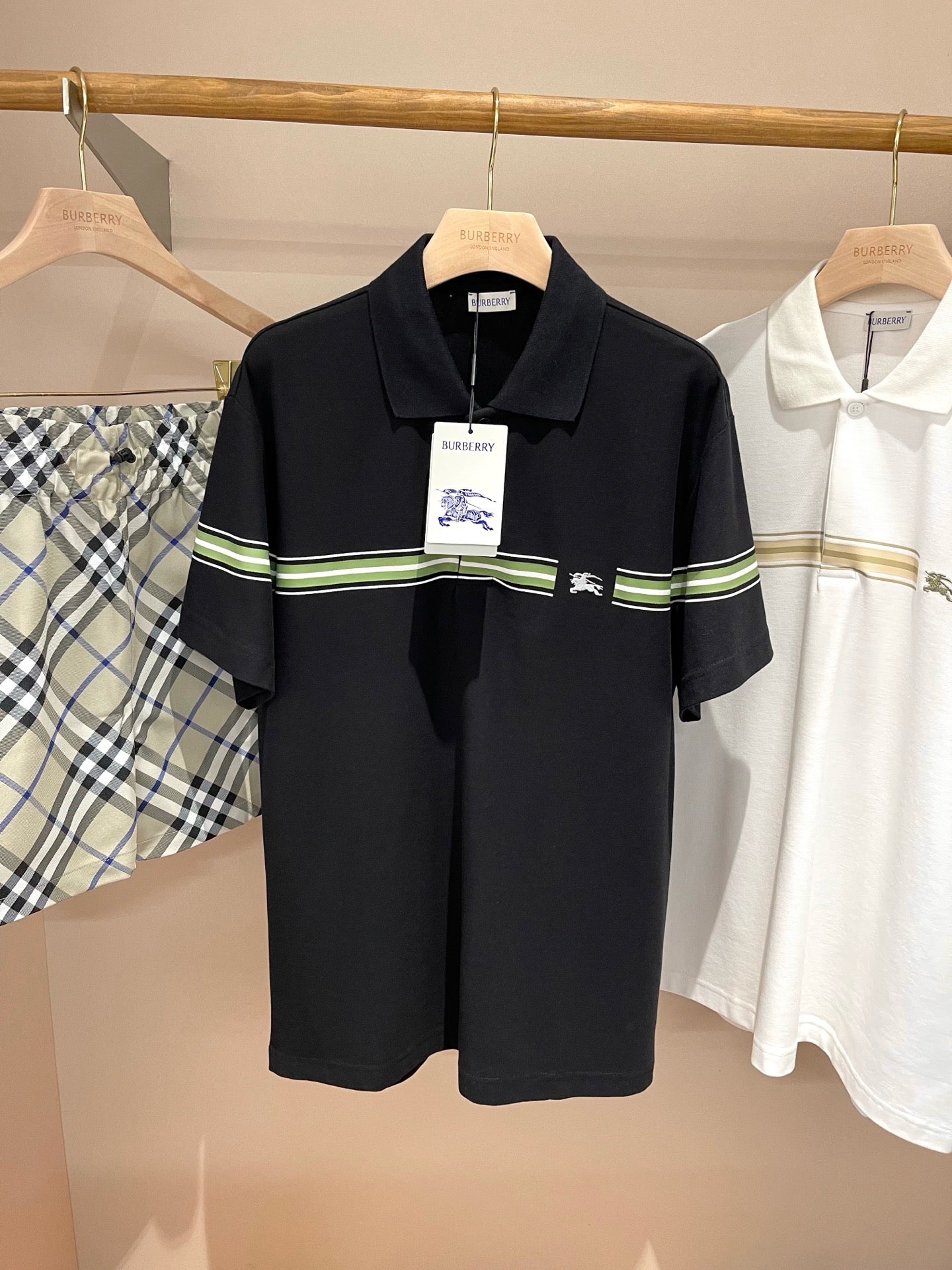 schwarzes und weißes Poloshirt