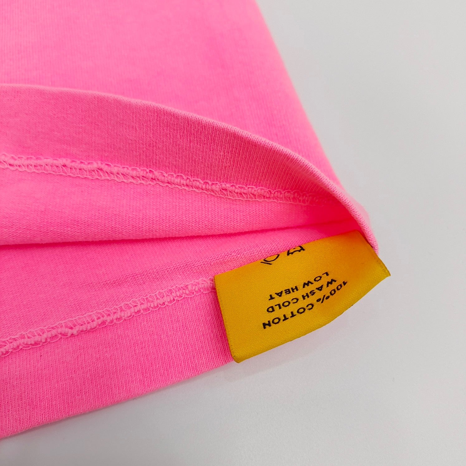Gelbes, rosa und gelbes Organza-T-Shirt