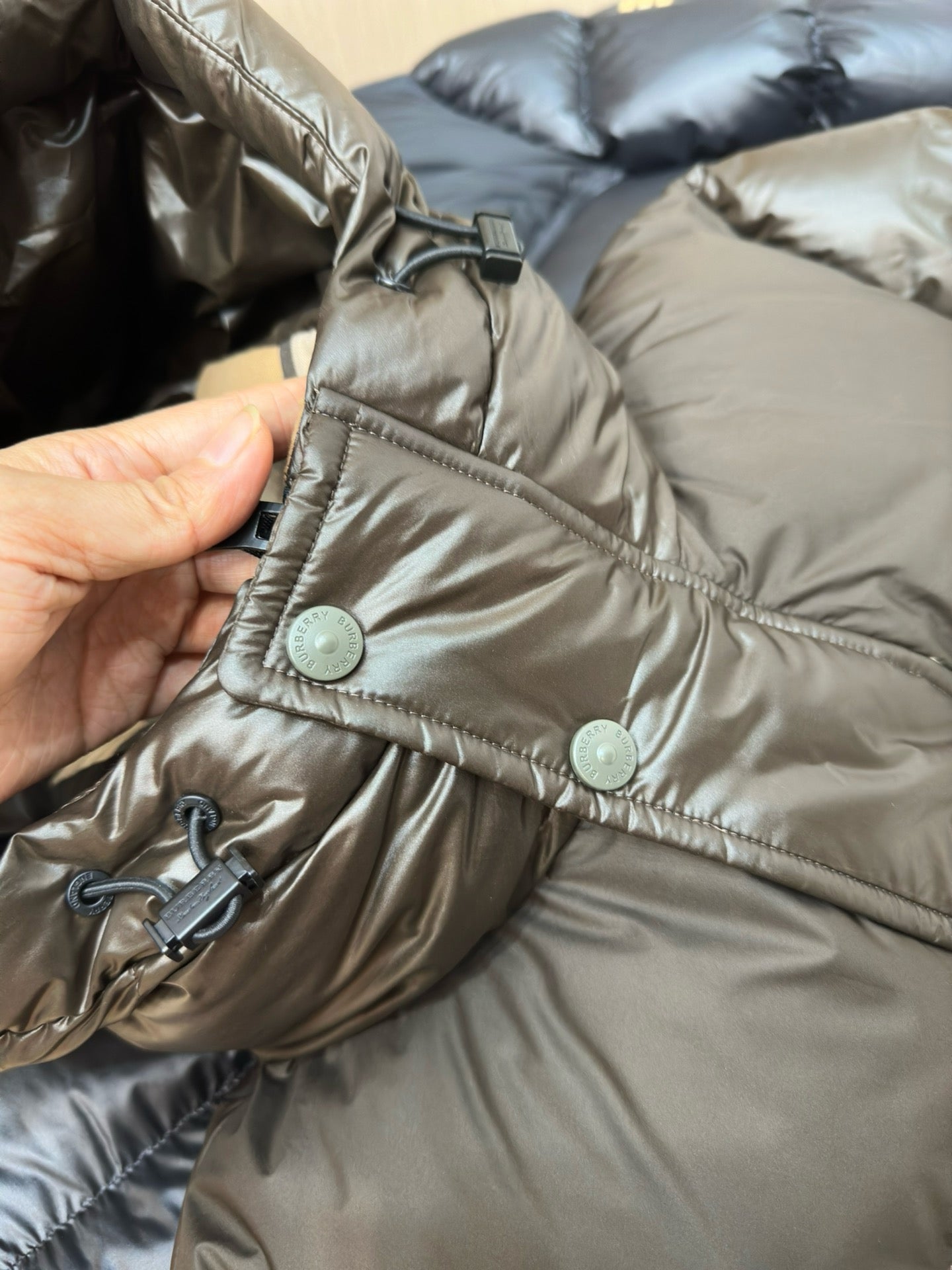 Schwarze und dunkelblaue Jacke