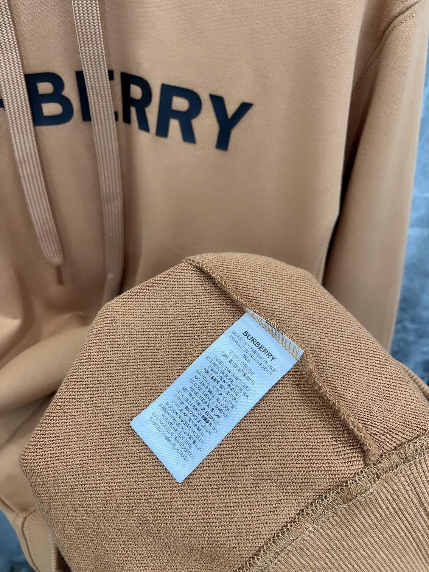 Kapuzenpullover in Schwarz, Khaki, Blau und Rot