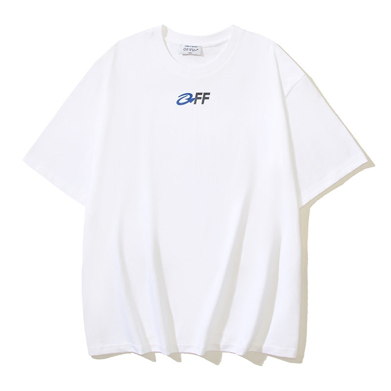 Weißes und schwarzes T-Shirt