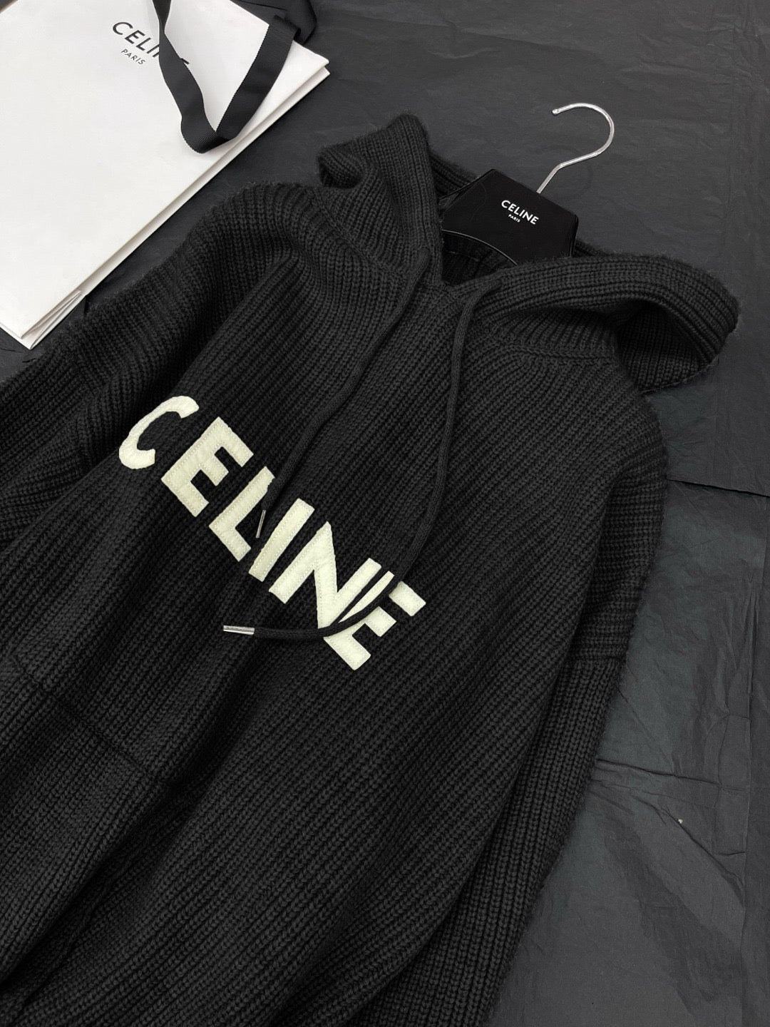 Schwarz-grauer Kapuzenpullover