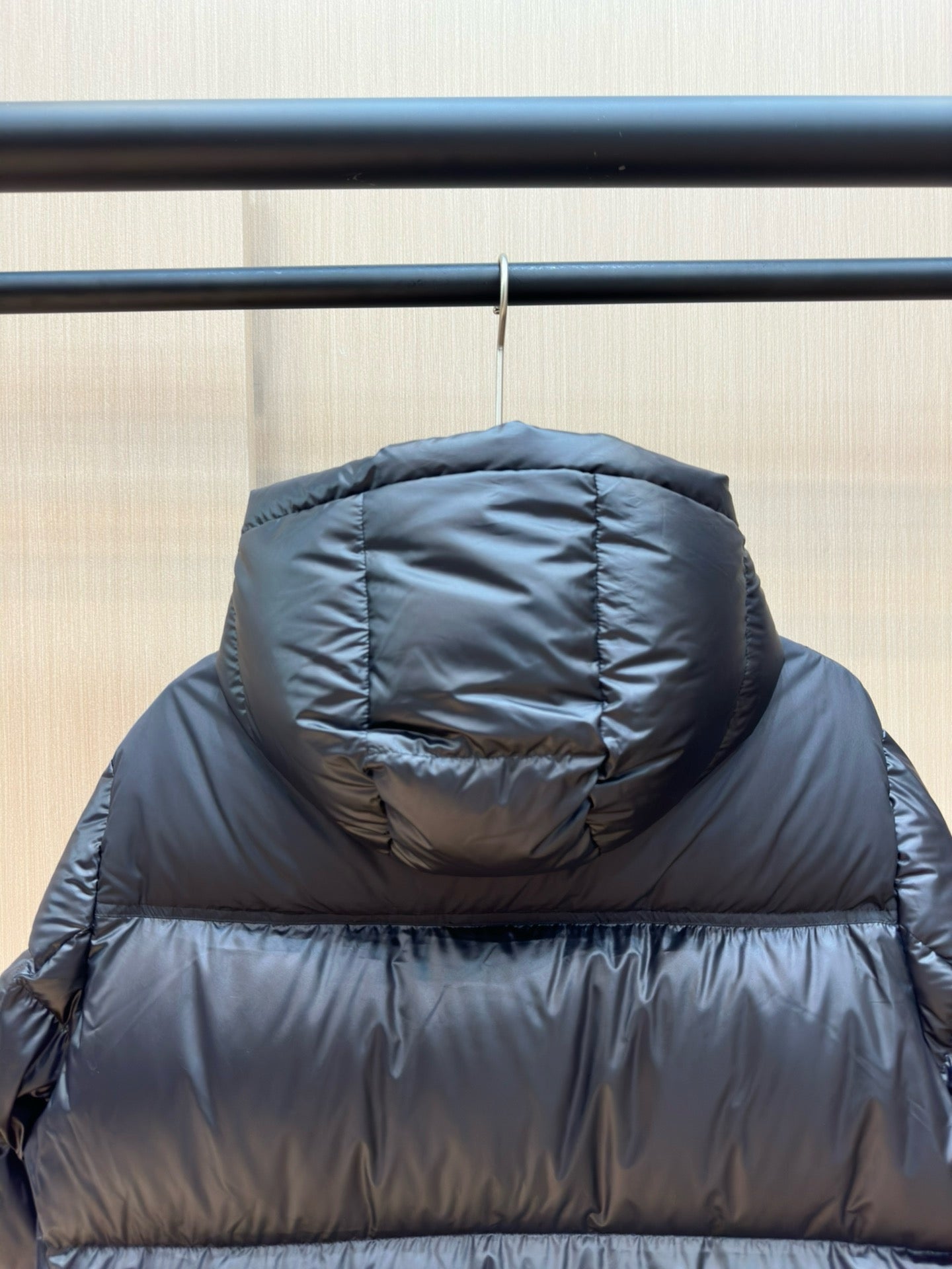 Schwarze und dunkelblaue Jacke