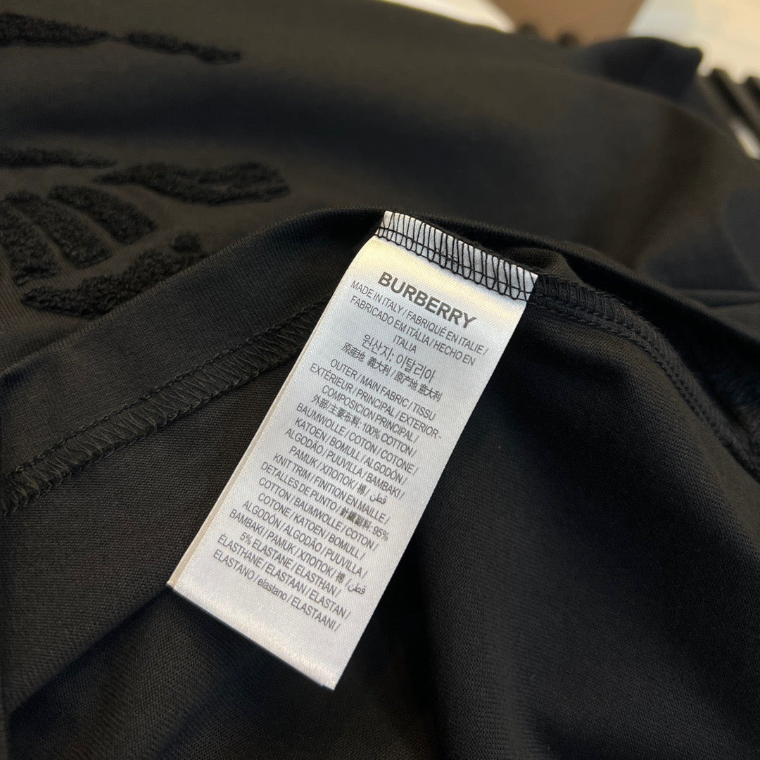 Schwarz-weißes T-Shirt