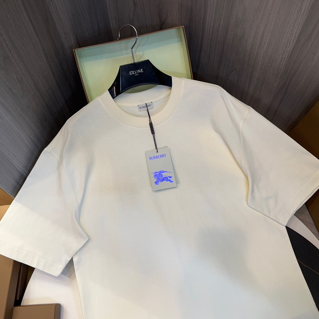 Weißes und blaues T-Shirt