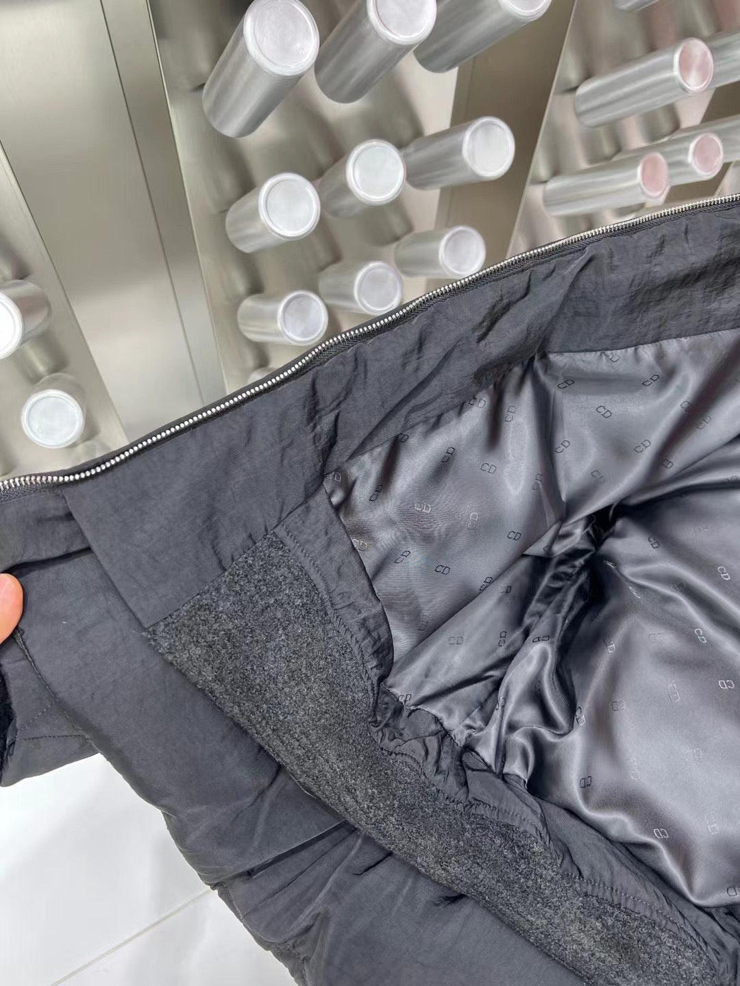 Schwarze und hellblaue Jacke