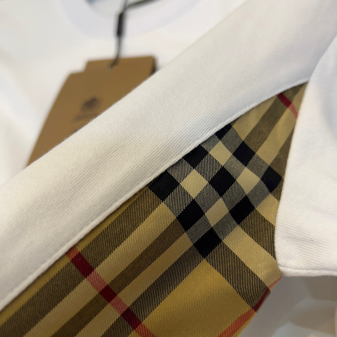 Schwarz-weißes T-Shirt