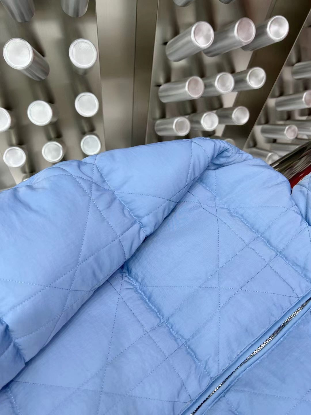 Schwarze und hellblaue Jacke