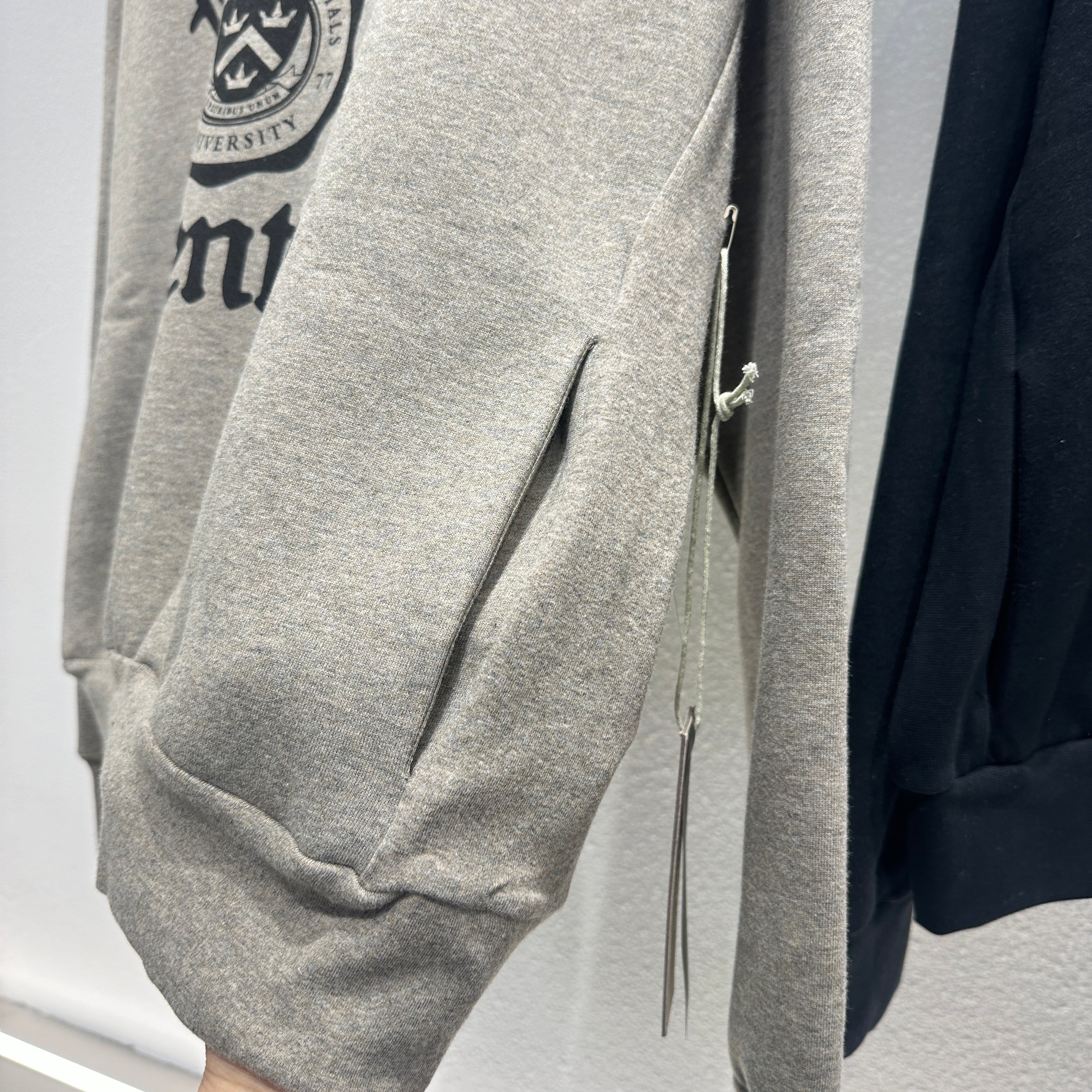 Sudadera con capucha negra y gris niebla oscura