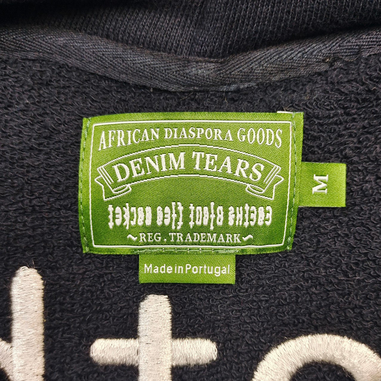 جارزة سوداء بقبعة شتوية