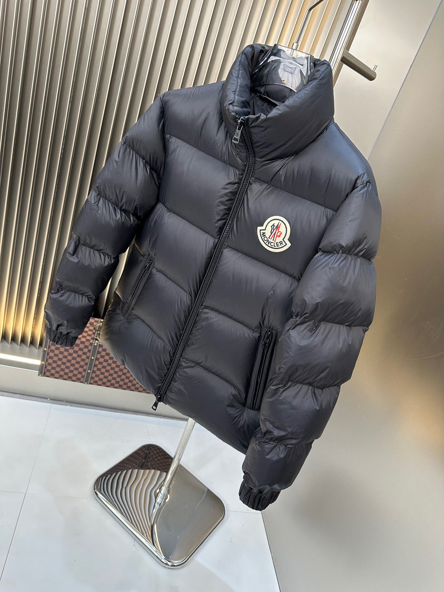Blaue und schwarze Jacke