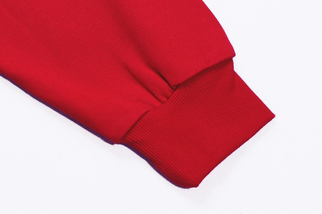 Schwarzer, roter und blauer Kapuzenpullover