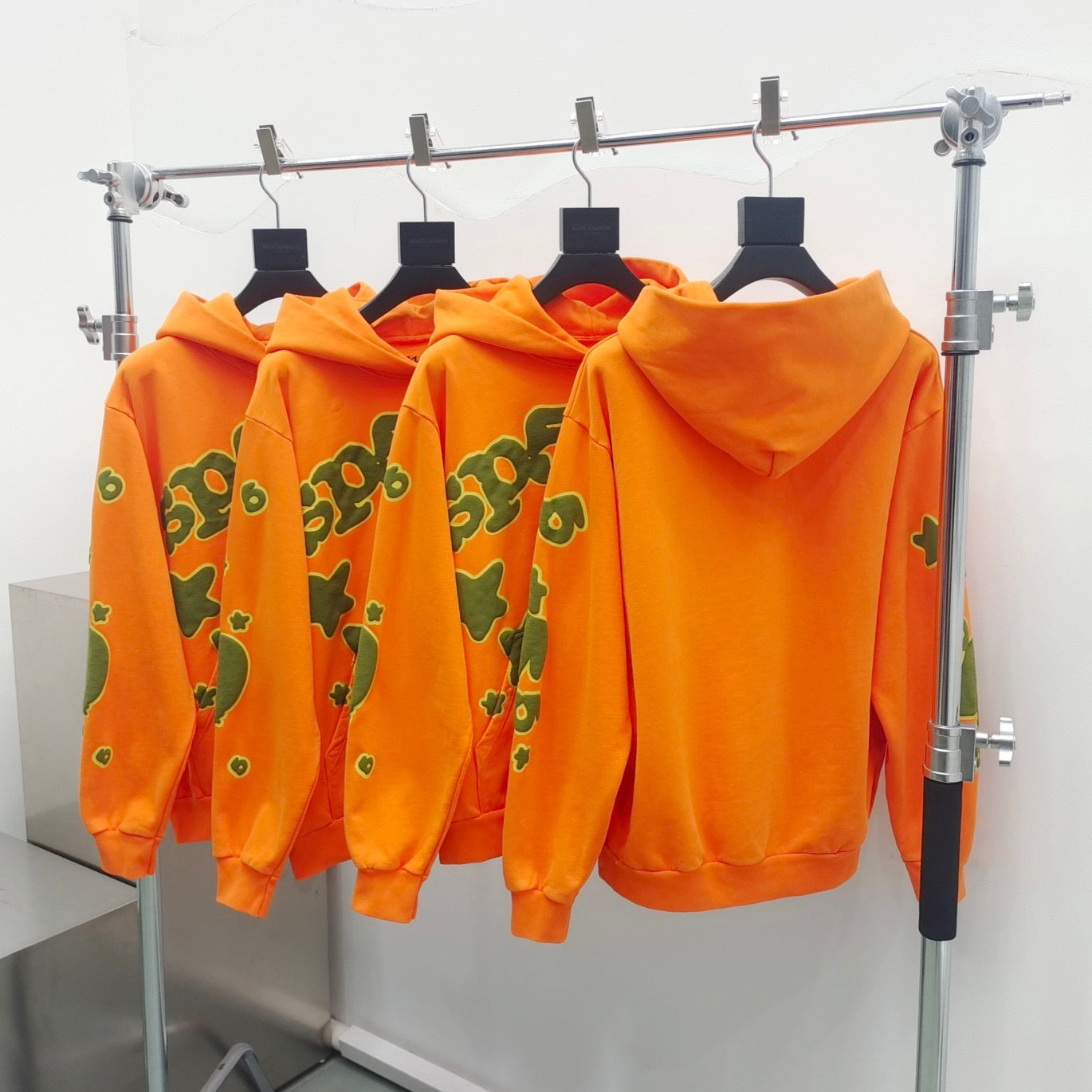 Orangefarbener Kapuzenpullover