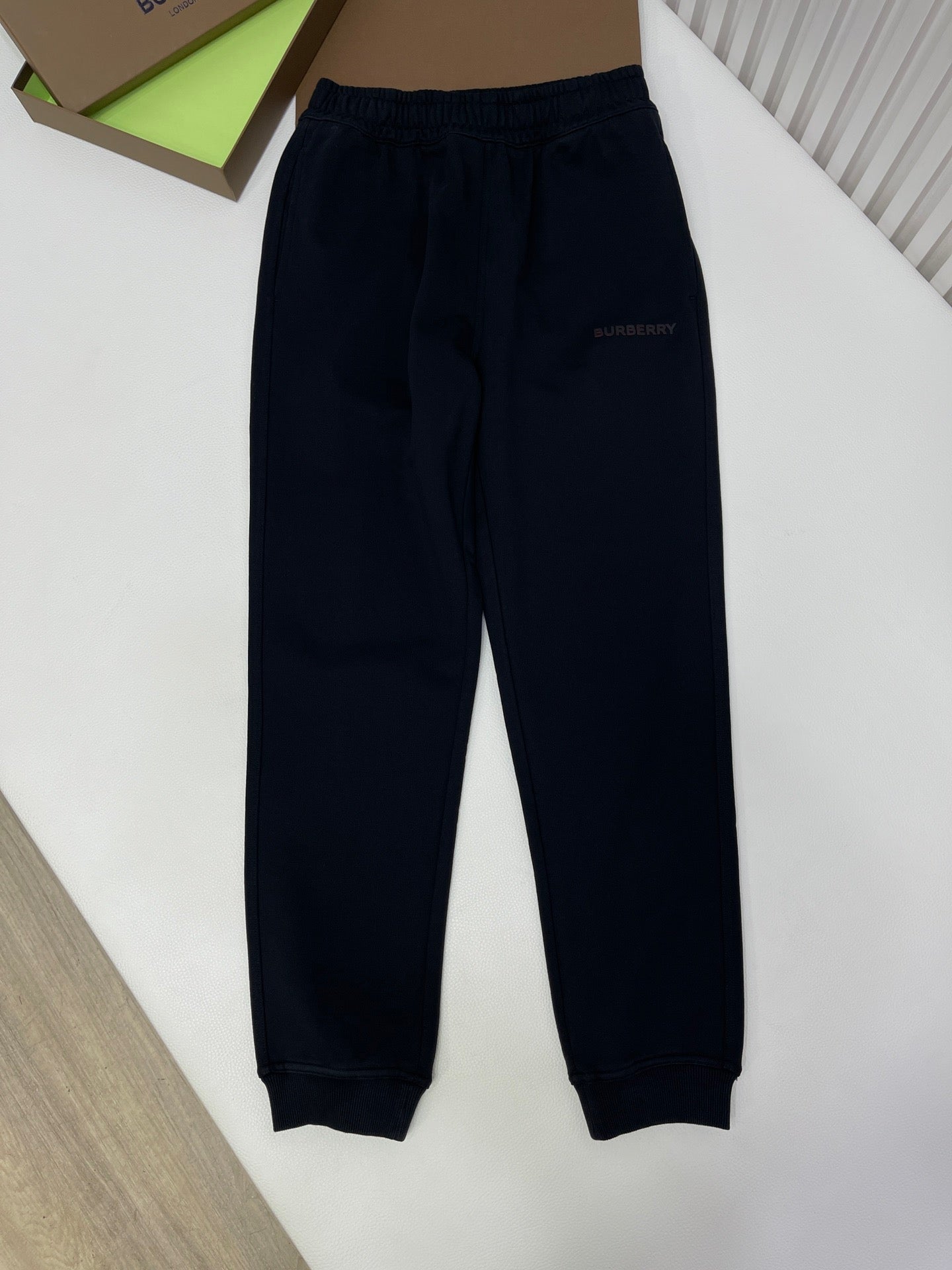 Schwarze Hosen