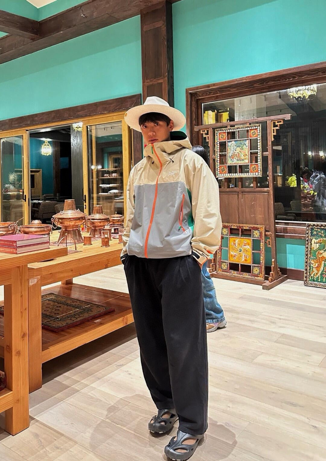 سترة متعددة الألوان