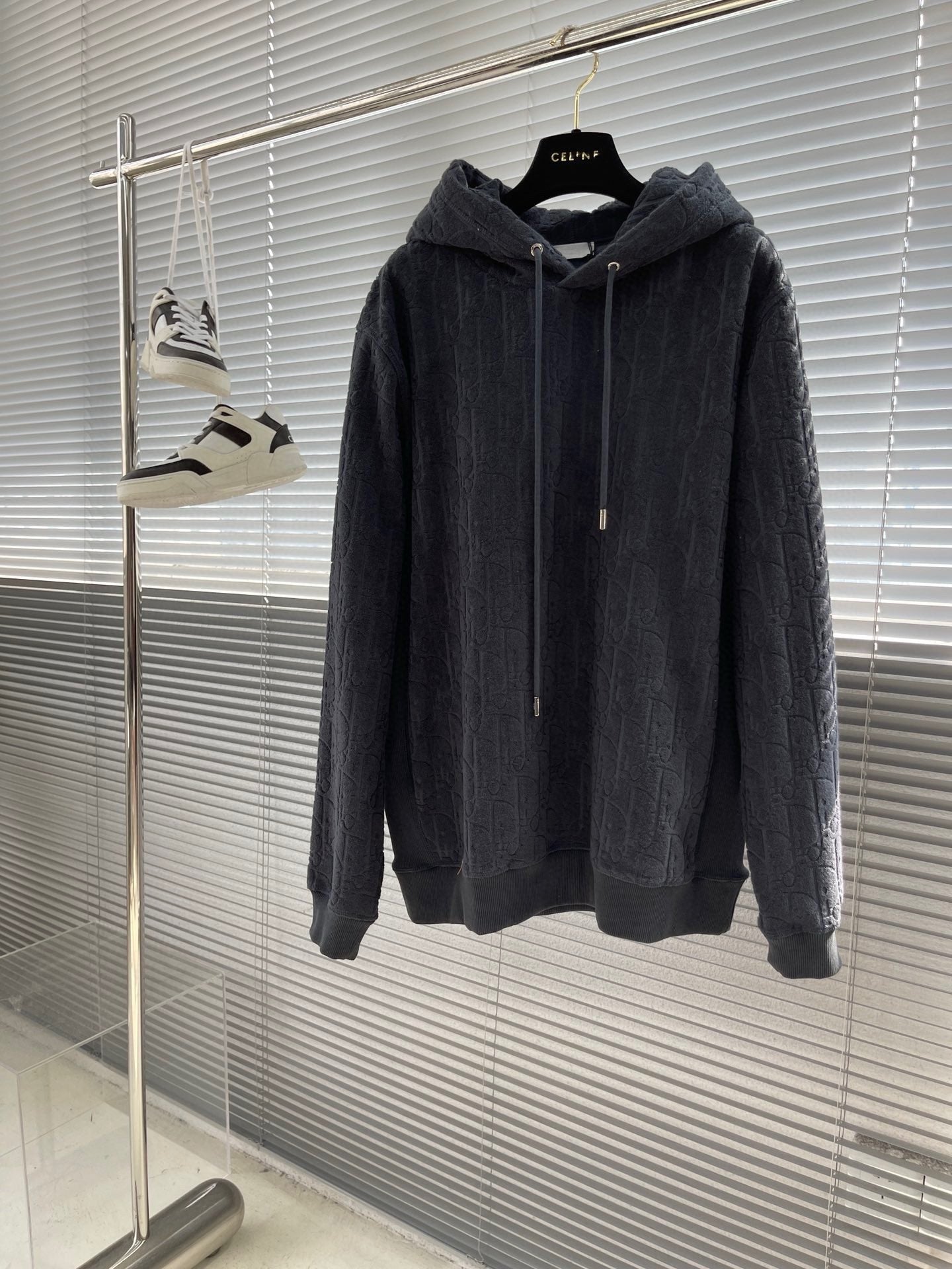 Schwarz-weißer Kapuzenpullover