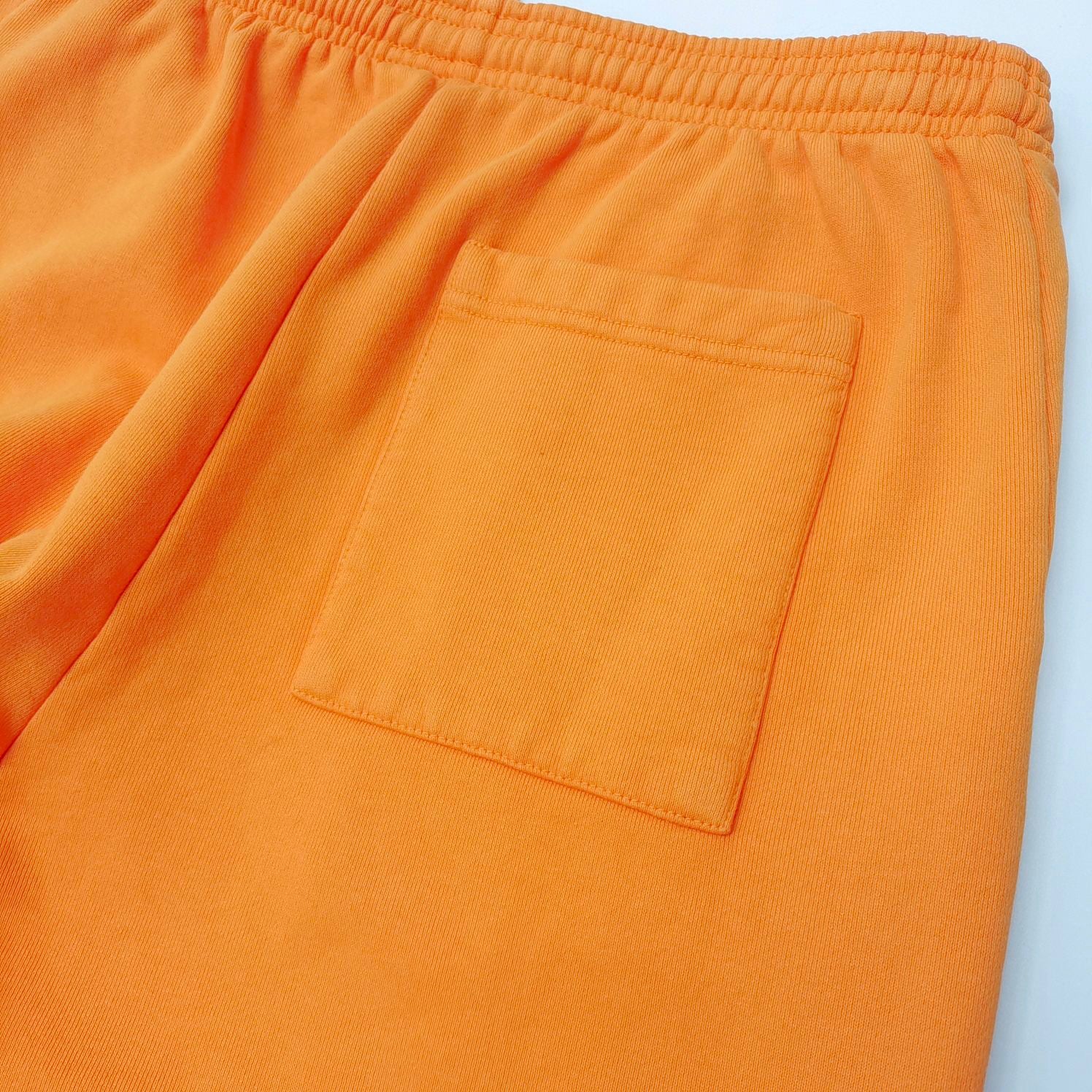 Orangefarbene Hose