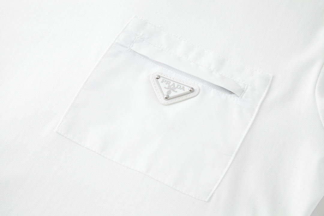 Schwarz-weißes T-Shirt