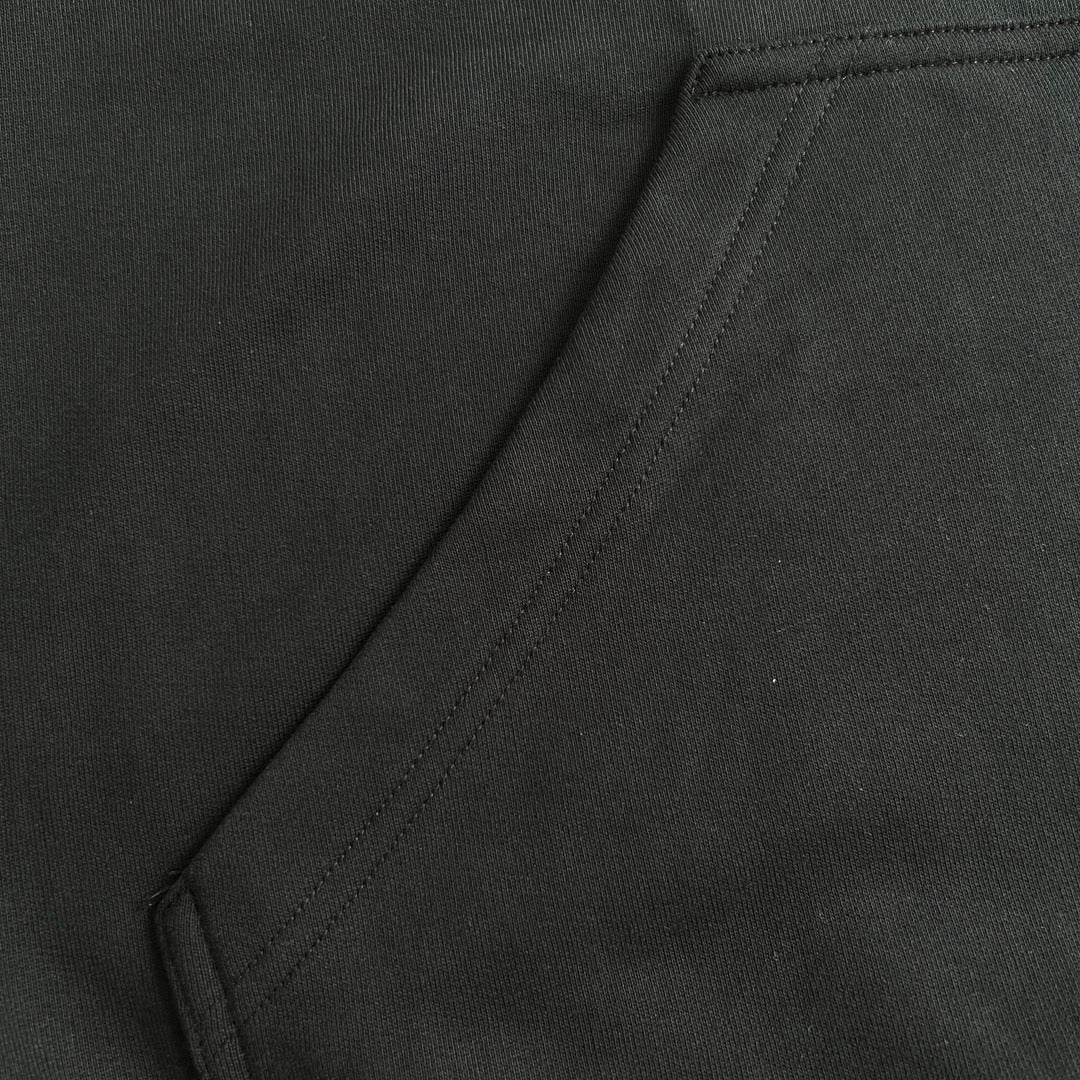 Schwarz-weißer Kapuzenpullover