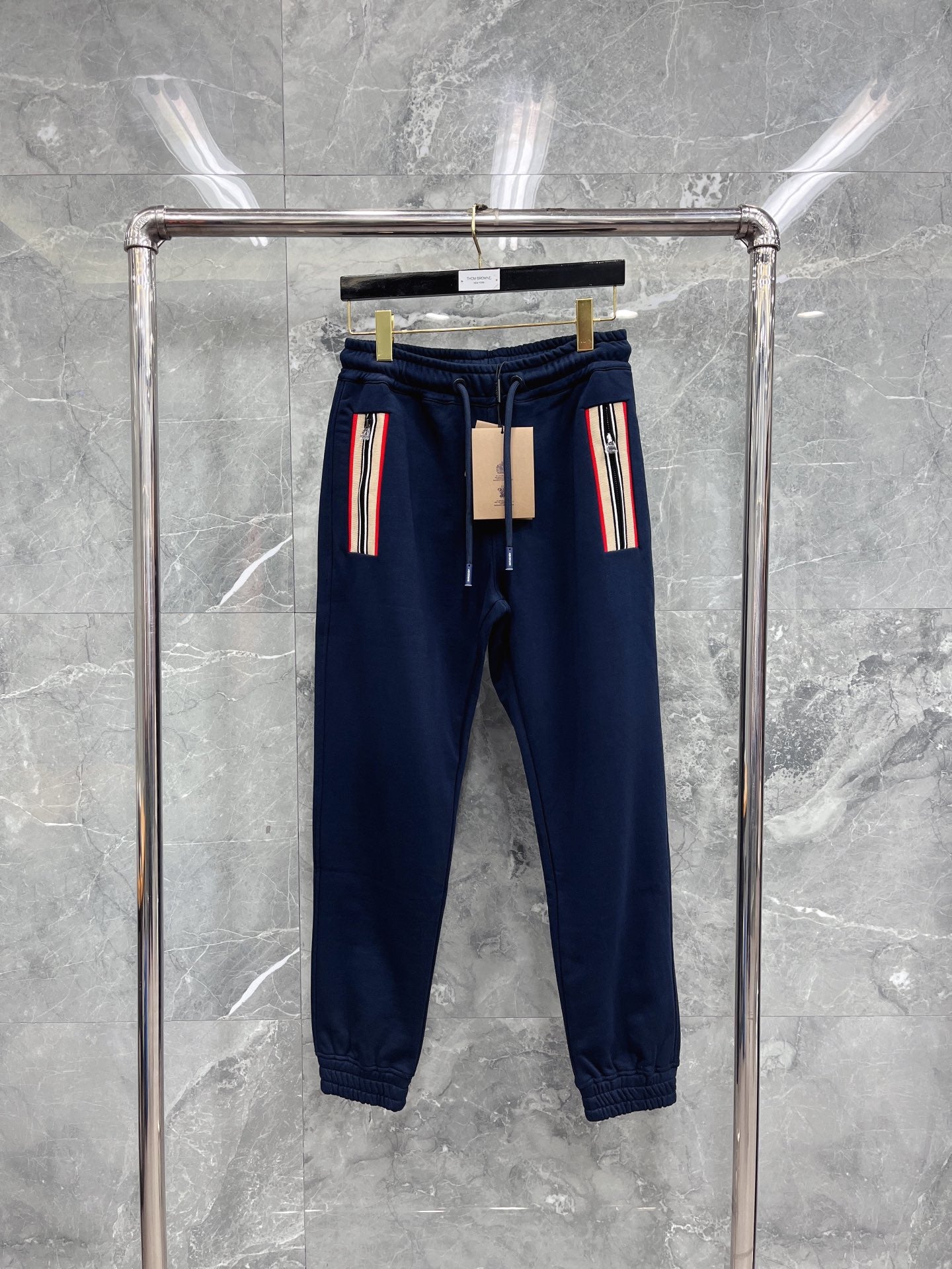 Schwarze, blaue und graue Hose