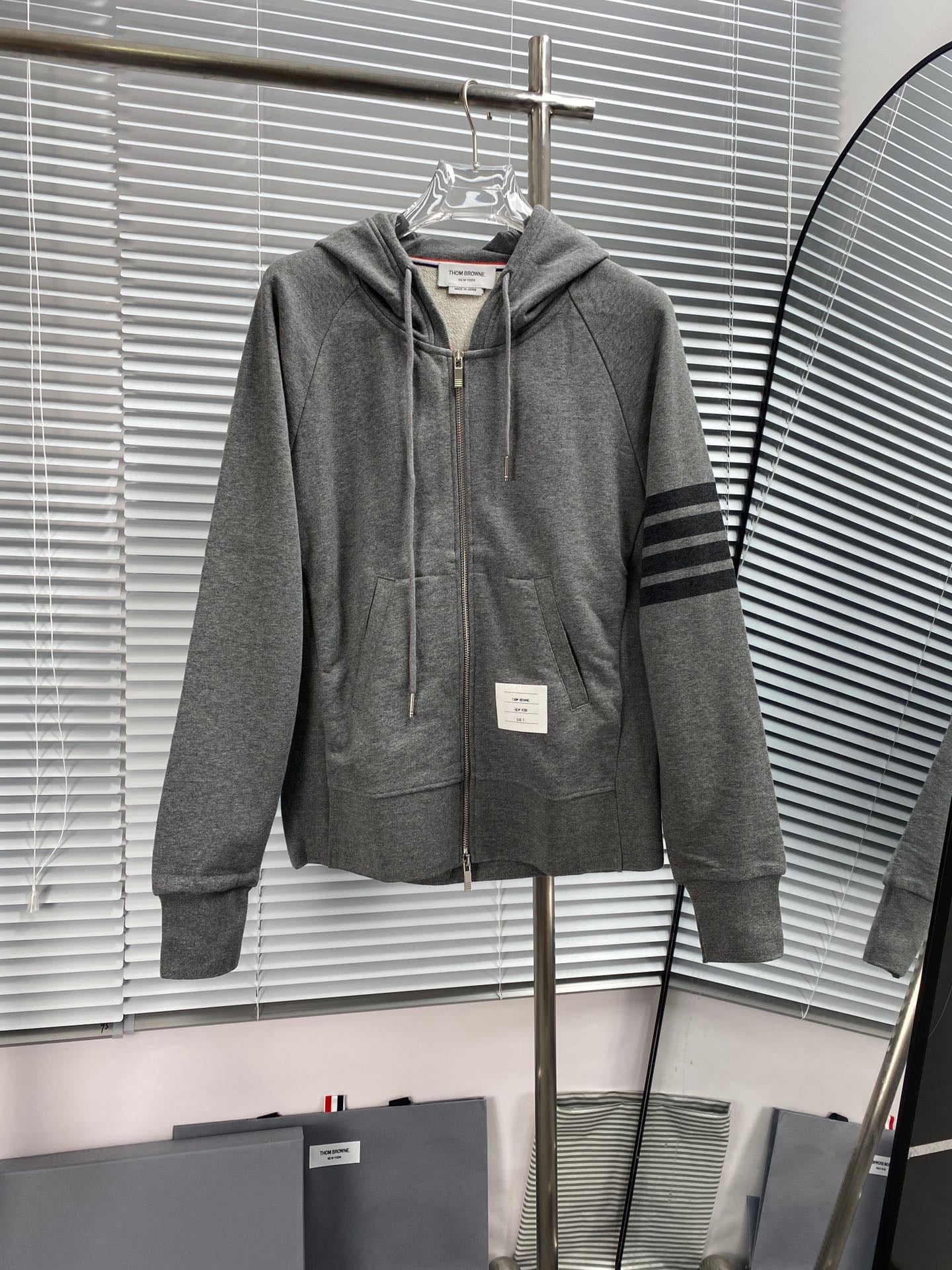 Dunkelblaue und graue Jacke