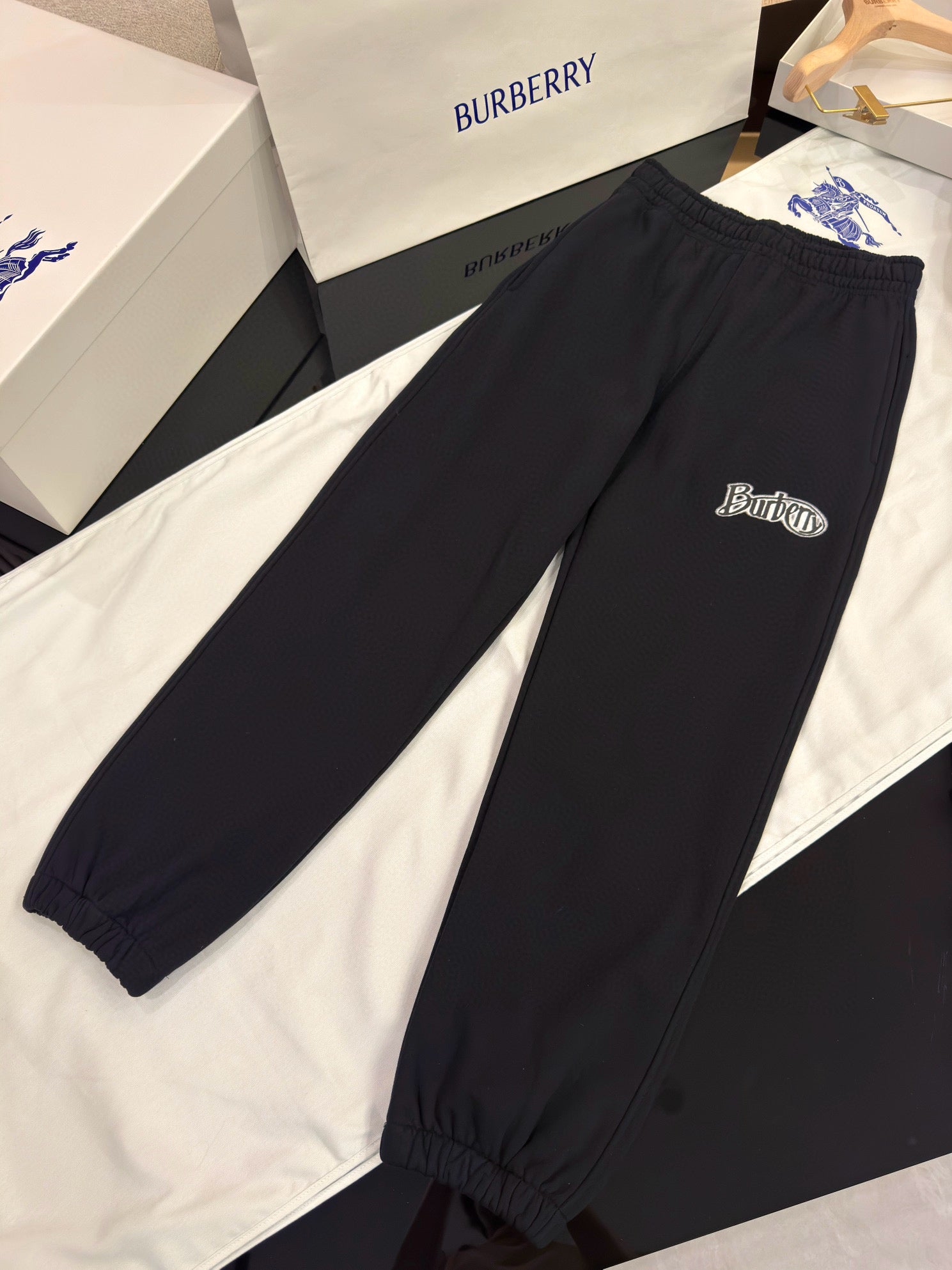 Schwarze Hosen