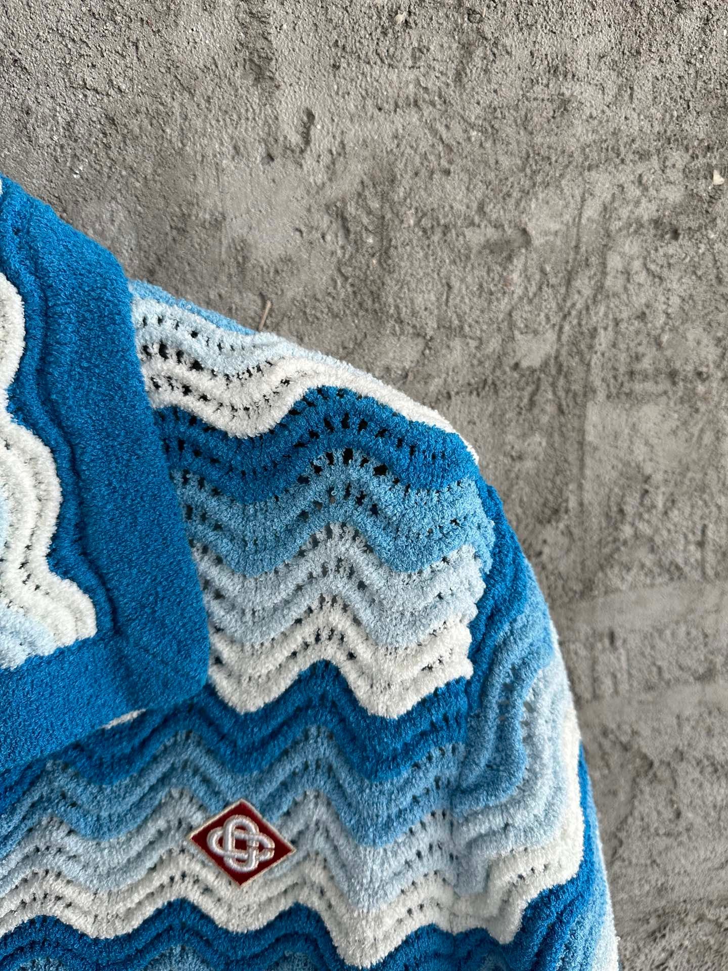 Gelbes und blaues Hemd
