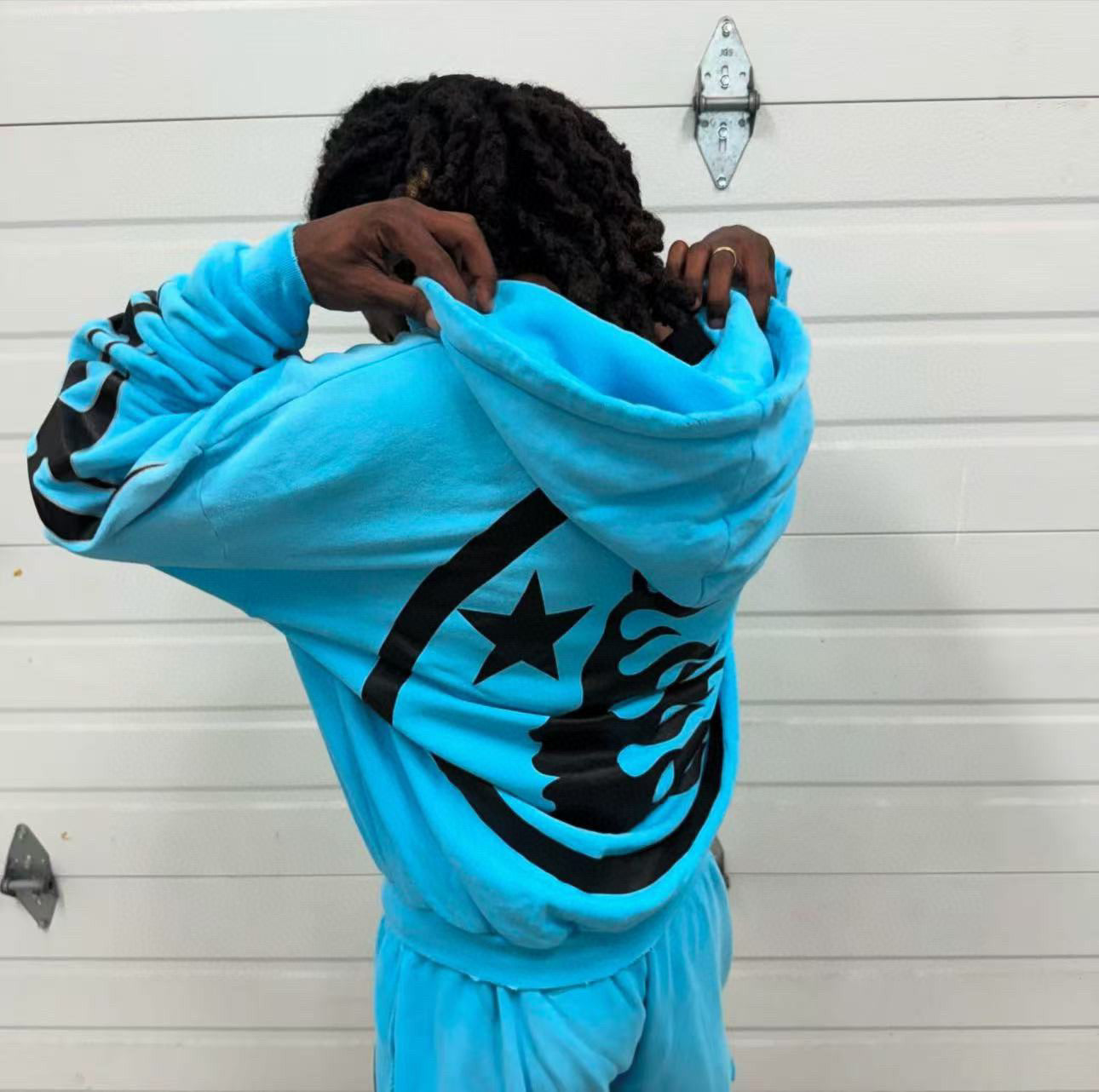Himmelblauer Hoodie