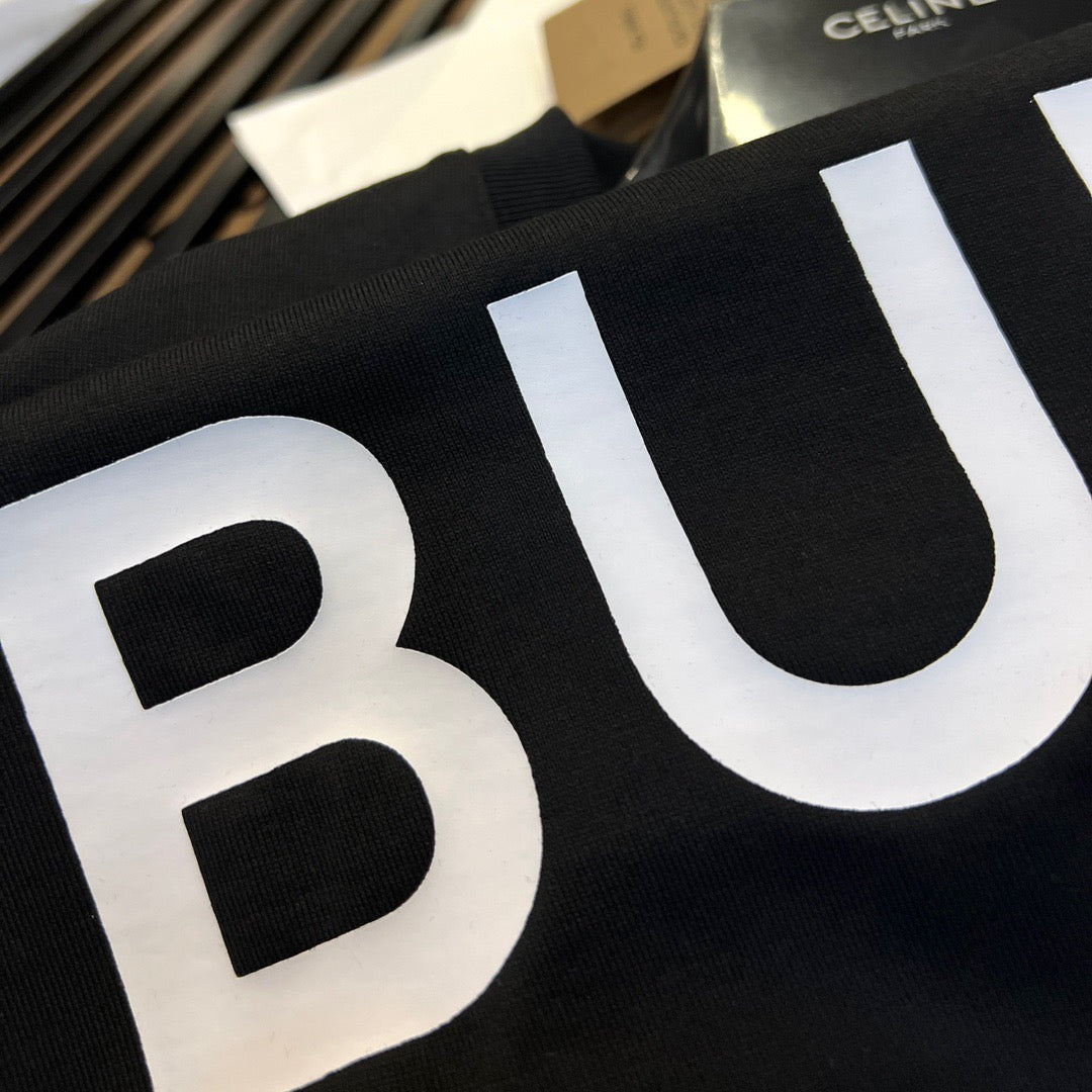 Schwarz-weißes T-Shirt