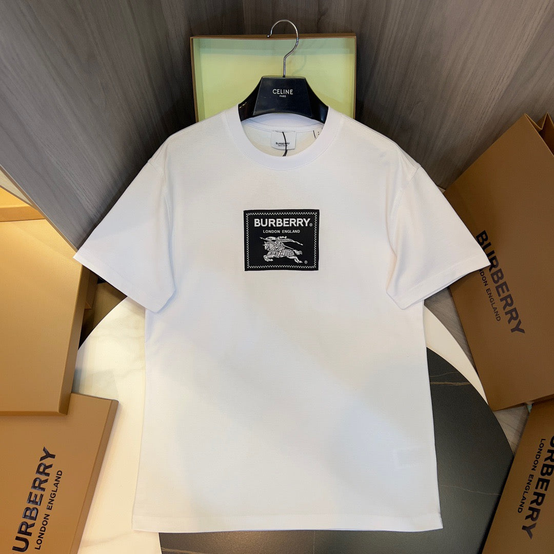 Schwarz-weißes T-Shirt