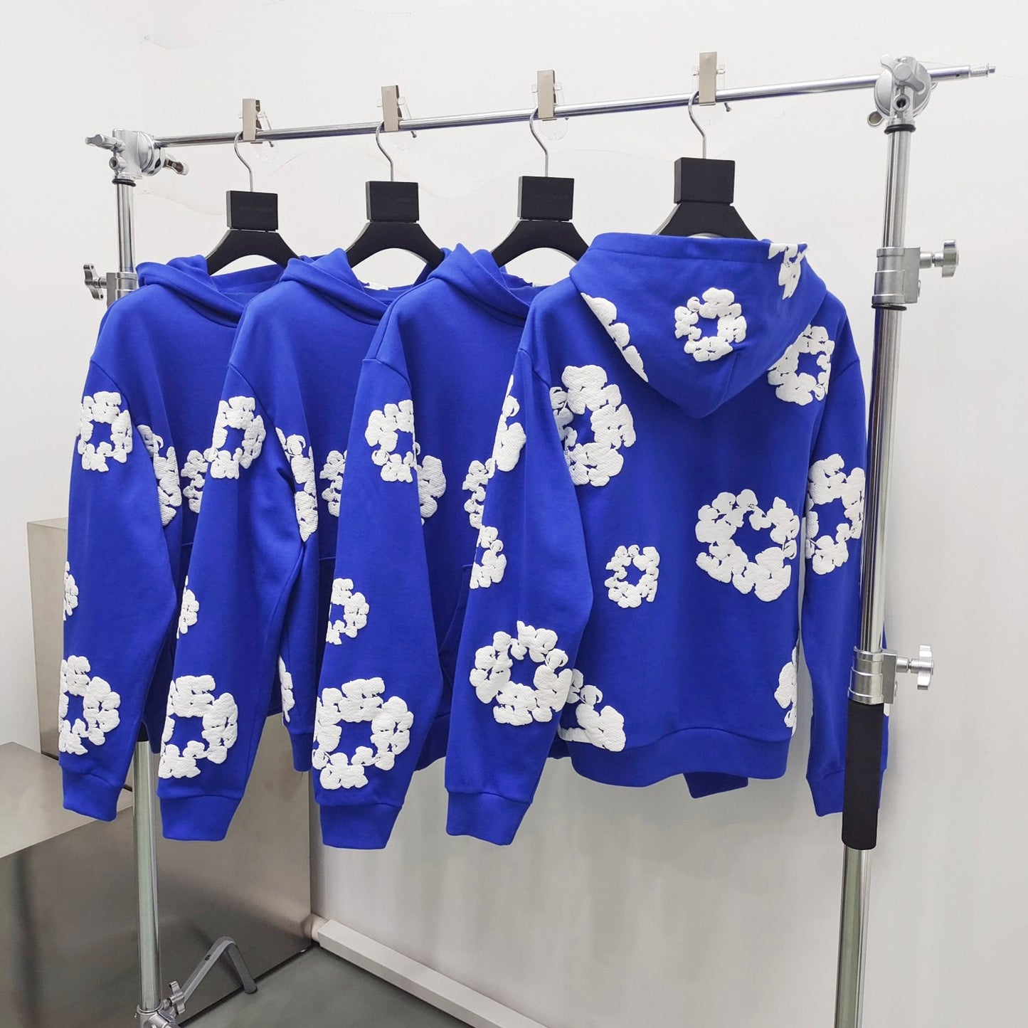 هودي باللونين الوردي والأزرق