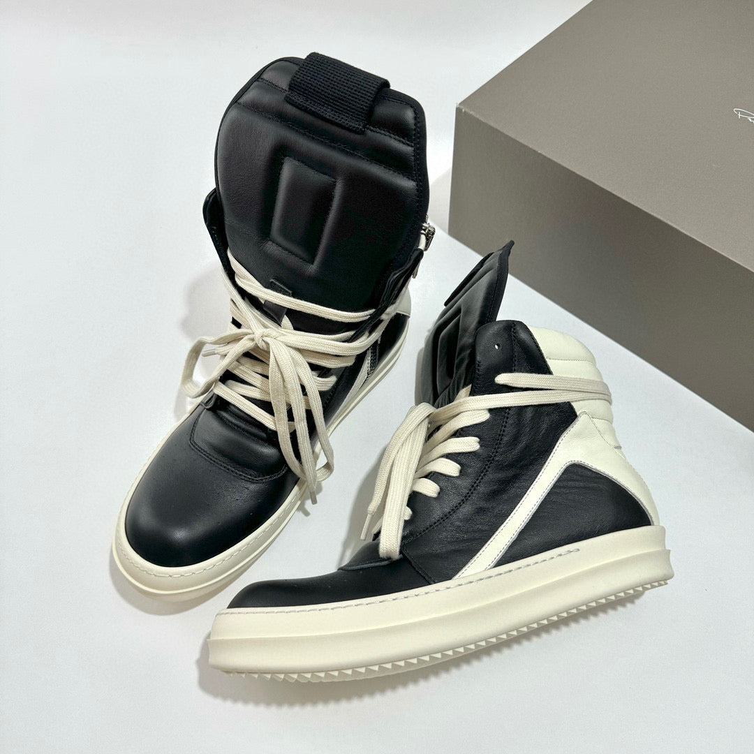 أحذية سوداء وبيضاء