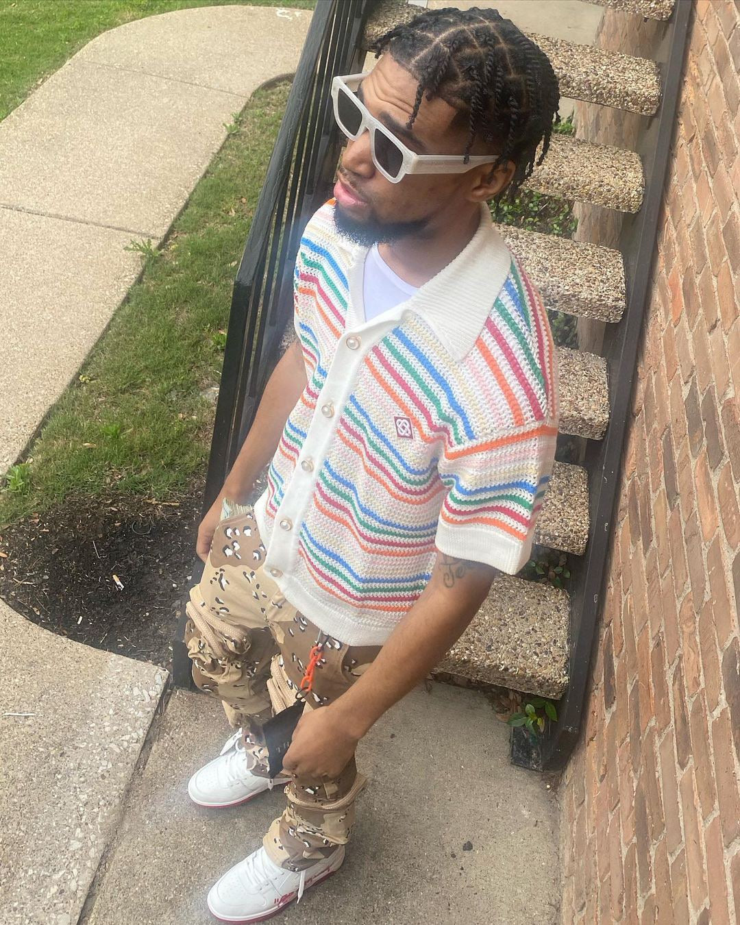 قميص متعدد الألوان