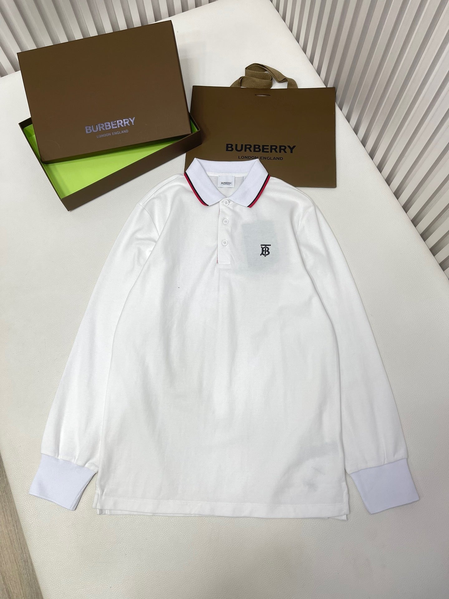 Poloshirt in Schwarz, Weiß, Marineblau und Hellblau